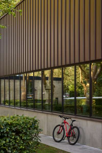 New sports hall in the “forest” wrapped in acorn-brown steel profiles, Risskov Efterskole, Tretommervej 31A, 8240 Risskov, Denmark